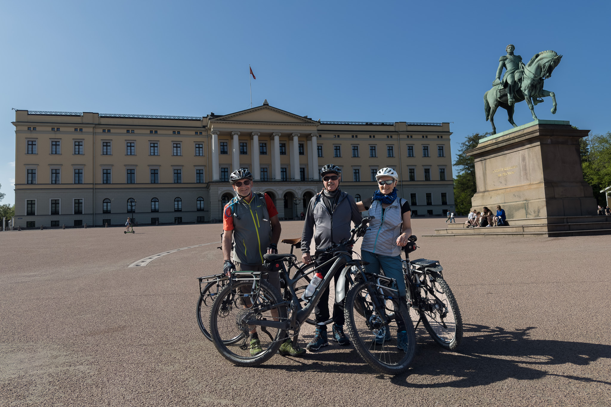 Vor dem Königspalast ...